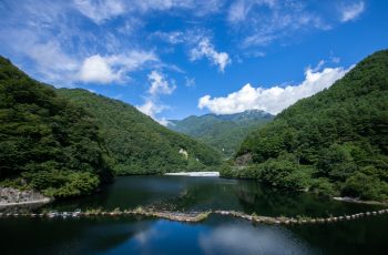 A spectacular dam with beautiful views throughout the four seasons