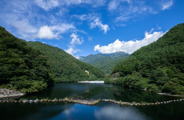 A spectacular dam with beautiful views throughout the four seasons