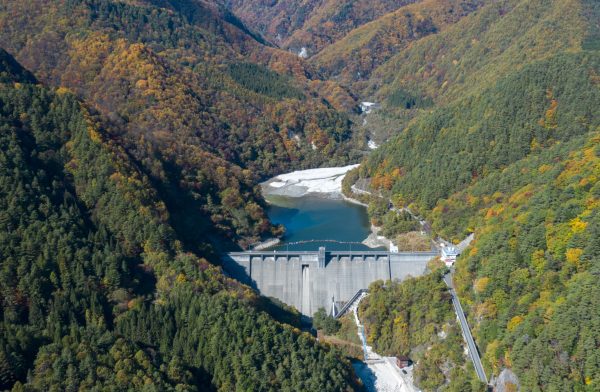 A spectacular dam with beautiful views throughout the four seasons