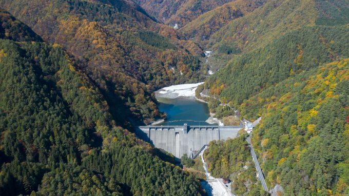A spectacular dam with beautiful views throughout the four seasons