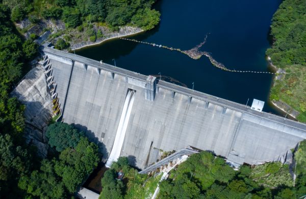 A spectacular dam with beautiful views throughout the four seasons