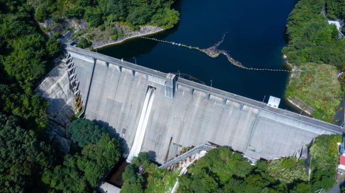A spectacular dam with beautiful views throughout the four seasons